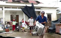 Nhiều người dân ở Quảng Ngãi chưa thể về nhà sau bão số 9