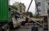 Xe container kéo gãy 2 cột điện, tài xế thoát chết trong "gang tấc"