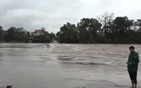 Nước lũ ở Hà Tĩnh lên nhanh, di dời người dân khỏi vùng nguy hiểm