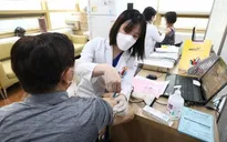 Quan chức y tế Hàn Quốc đi tiêm phòng cúm dù đã ghi nhận hơn 70 ca tử vong