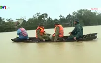Người dân Hà Tĩnh căng mình ứng phó với mưa lũ trong đêm