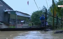 Thanh Chương (Nghệ An) ngập sâu, người dân phải dùng thuyền để di chuyển