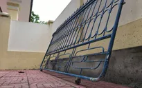 Sập cổng trường, đè lên học sinh lớp 3