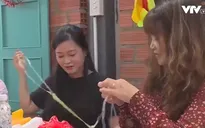 Cô gái "biến" túi nylon thành túi xách thời trang