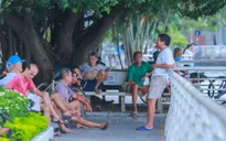Người dân lơ là phòng dịch COVID-19, ra đường "quên" đeo khẩu trang