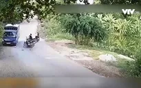 Phóng nhanh, vượt ẩu, lấn làn, 2 xe máy đâm trực diện xe ô tô