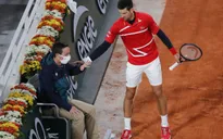 Djokovic tiếp tục đánh bóng trúng trọng tài