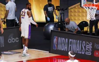 Lebron James nhận "mưa" chỉ trích vì hành động tại game 3 NBA Finals