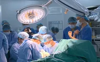 Cứu sống người đàn ông bị đạn chì xuyên cổ vì cướp cò súng