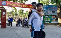 Từ 4.000 ngày cõng nhau tới trường đến cái kết có hậu