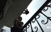 Lửa ấm - Tập 5: Đội trưởng Minh (NSƯT Quốc Thái) đu người từ trên cao để ngăn người phụ nữ tự tử
