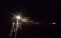 Mưa lớn, hai bố con bị lũ cuốn trôi