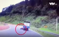 Phóng nhanh vào cua tốc độ cao, phượt thủ phi thẳng vào xe tải ngược chiều