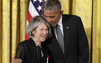 Nữ nhà thơ người Mỹ Louise Elisabeth Glück nhận giải Nobel Văn học 2020