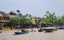 Mưa lớn, phố cổ Hội An ngập trong biển nước