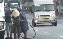 Hàng rong ngập tràn đường dẫn cao tốc TP.HCM - Trung Lương