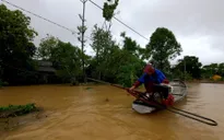 TT-Huế: Mưa lớn dồn dập, nhiều tuyến đường ngập sâu trong nước