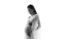 Hồ Ngọc Hà chính thức khoe bụng bầu, làm phim về hành trình mang thai