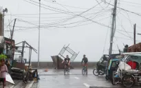 Siêu bão Goni đổ bộ Philippines mang theo gió mạnh dữ dội và mưa cực lớn, gây lở đất