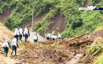 Chưa thể dùng trực thăng, dân quân gùi hàng vượt rừng cứu trợ cho 2 xã bị cô lập ở Phước Sơn