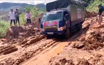 Nhiều tuyến đường miền Trung bị sạt lở, ách tắc do mưa lũ