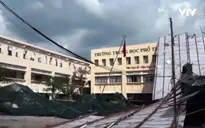 Lốc xoáy thổi bay toàn bộ mái một khu nhà của trường học