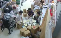 Chàng trai khuyết tật tặng hàng nghìn quyển vở cho các em nhỏ miền Trung