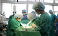 Bé trai chào đời kỳ diệu dù mẹ mắc ung thư vòm họng hiếm gặp trong thai kỳ