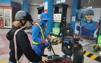 Giá xăng liệu có giảm tiếp vào ngày mai?