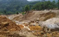 Dỡ rào chắn đi qua khu vực sạt lở, 2 thanh niên suýt mất mạng