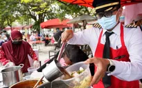 Thất nghiệp vì COVID-19, phi công phải đi bán mì