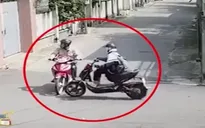 Qua ngã tư không quan sát, xe máy bị xe đạp điện tông ngang thân xe