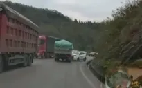 Xe tải đâm trực diện ô tô dừng sai phần đường
