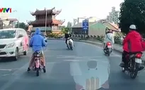 Thanh niên đi xe máy kẹp ba, lấn làn suýt tông ô tô đi ngược chiều