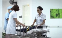 Lửa ấm - Tập 33: Minh gặp nạn lúc làm nhiệm vụ, cả Thủy và Ngọc đều chạy vào cấp cứu