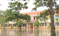 Khẩn trương dọn dẹp trường lớp sau bão để đón học sinh trở lại