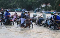 Triều cường đạt đỉnh, người dân TP.HCM bì bõm lội "sông"