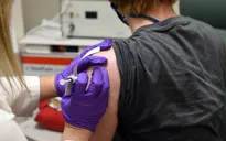 Các ngân hàng trung ương hàng đầu thận trọng về tác động của vaccine COVID-19 với nền kinh tế