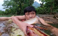 Thầy giáo kết bè chuối bơi vượt lũ tiếp tế lương thực cho học sinh