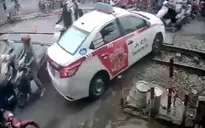 Vượt rào chắn đường sắt, tài xế taxi bị tước bằng lái