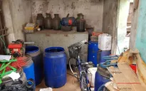 Mục sở thị dây chuyền sản xuất rượu gây ngộ độc chết người