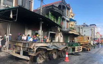 Hai container va chạm, bốc cháy lan sang nhà dân