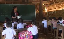 Cầu bị lũ cuốn trôi, giáo viên vượt hành trình gian nan "cõng chữ lên non"