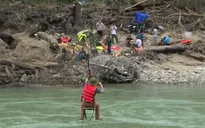 Lực lượng cứu hộ đu cáp treo vượt sông tìm kiếm người mất tích do sạt lở ở Quảng Nam