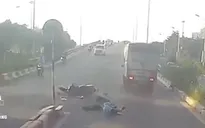 Đi ngược chiều, xe máy bị ô tô tông văng 2 mét trên cầu vượt