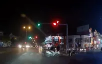 Vượt đèn đỏ, xe máy tông ngang xe sang đường