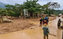 Bùn đất vẫn vùi lấp dày, nhiều trường ở Hà Tĩnh chưa thể dạy học trở lại