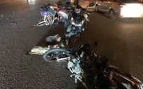 Ô tô "điên" húc văng hàng loạt xe máy đang chờ đèn đỏ