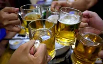 Khó xử phạt hành vi ép buộc người khác uống rượu bia