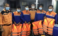 Cứu 4 thuyền viên bị chìm tàu trên biển Vũng Tàu vào bờ an toàn